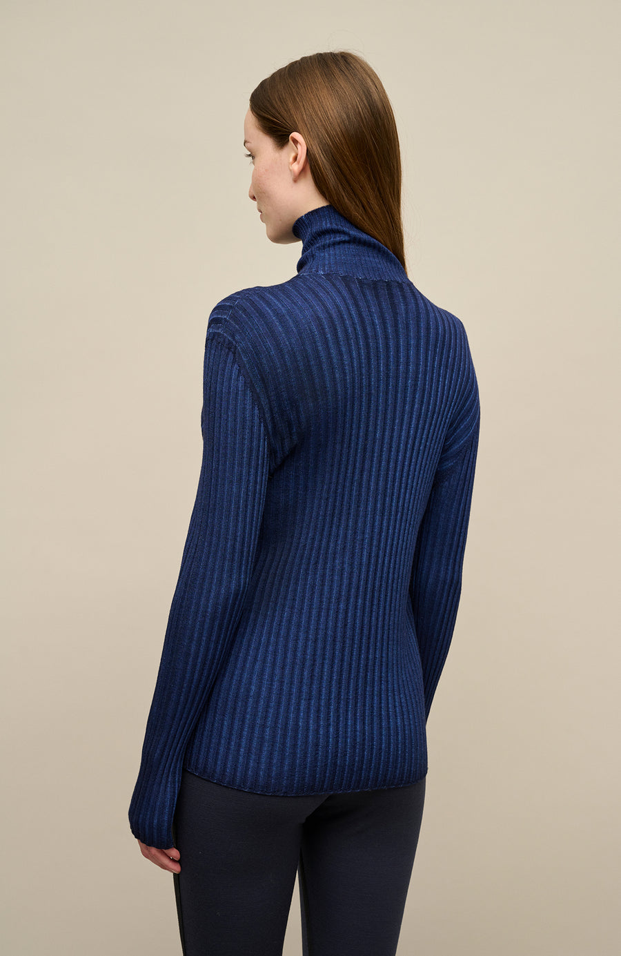 Lockerer Damen-Rollkragenpullover in dunklem Violett (Farbe 161-0 Twilight), Modell 533601 MarleenDyed-RB, weiche Baumwollmischung, Rückansicht am Model – eleganter, bequemer Strickpullover für alle Jahreszeiten