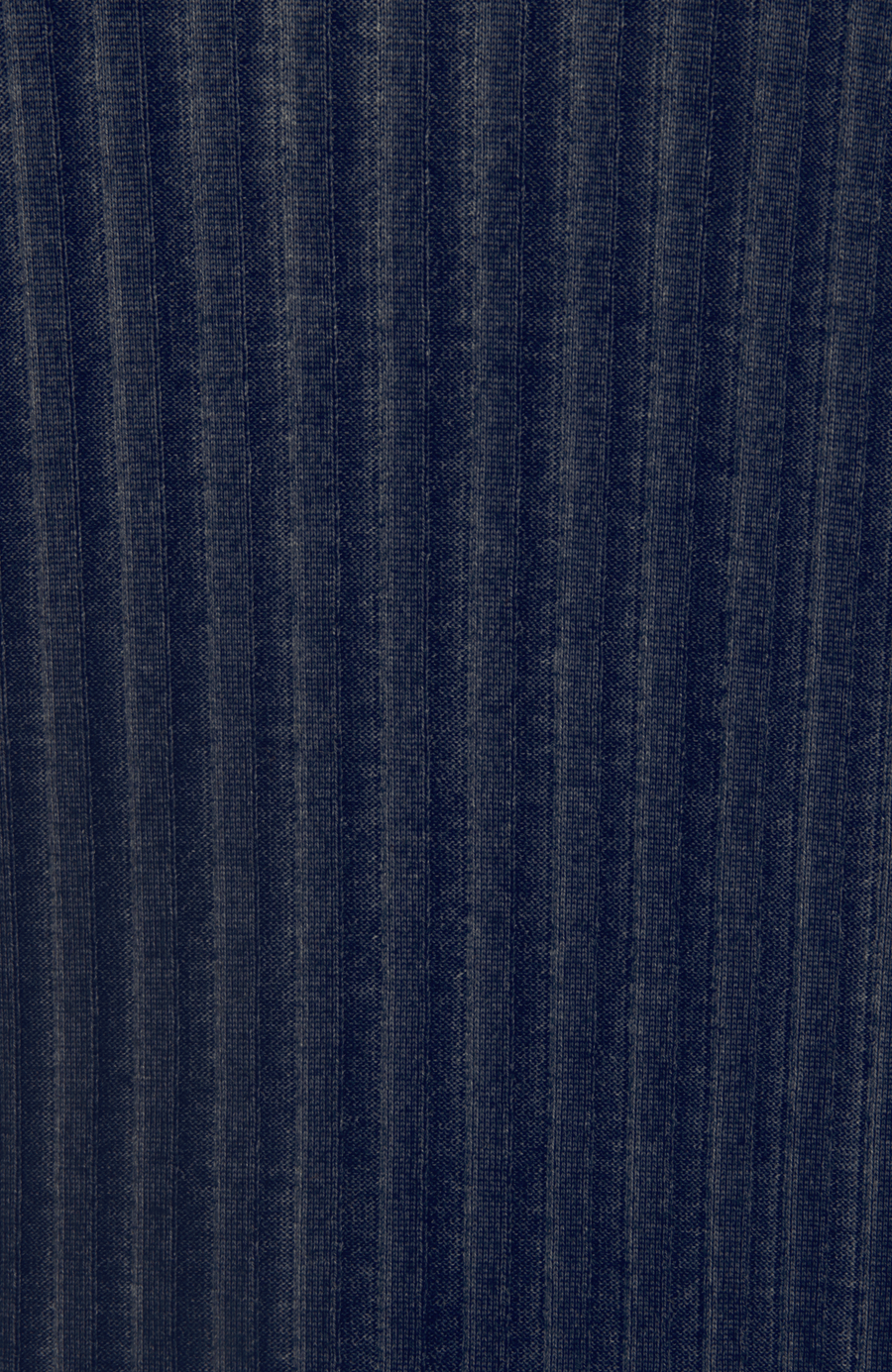 Lockerer Damen-Rollkragenpullover in Dunkelblau (Farbe midnight, Modell 533601 MarleenDyed-RB, aus weicher Baumwollmischung, zeigt das elegante Design und die feine Strickstruktur – ideal für kühle Tage und vielseitig kombinierbar