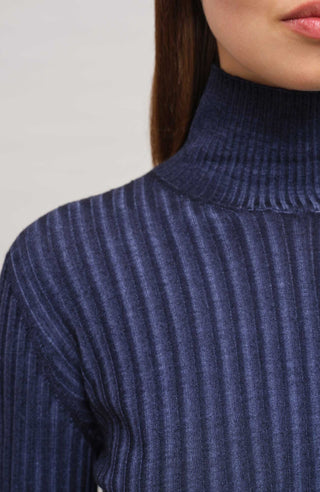 Lockerer Damen-Rollkragenpullover in Dunkelblau (Farbe midnight, Modell 533601 MarleenDyed-RB, aus weicher Baumwollmischung, zeigt das elegante Design und die feine Strickstruktur – ideal für kühle Tage und vielseitig kombinierbar