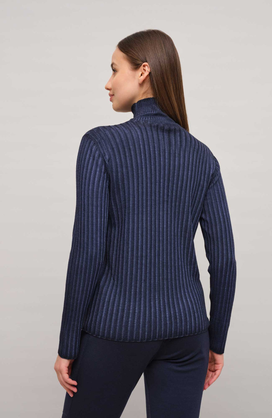 Lockerer Damen-Rollkragenpullover in Dunkelblau (Farbe midnight, Modell 533601 MarleenDyed-RB, aus weicher Baumwollmischung, zeigt das elegante Design und die feine Strickstruktur – ideal für kühle Tage und vielseitig kombinierbar