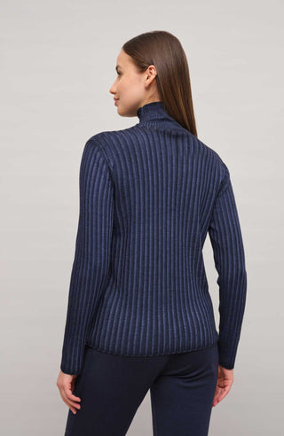 Lockerer Damen-Rollkragenpullover in Dunkelblau (Farbe midnight, Modell 533601 MarleenDyed-RB, aus weicher Baumwollmischung, zeigt das elegante Design und die feine Strickstruktur – ideal für kühle Tage und vielseitig kombinierbar