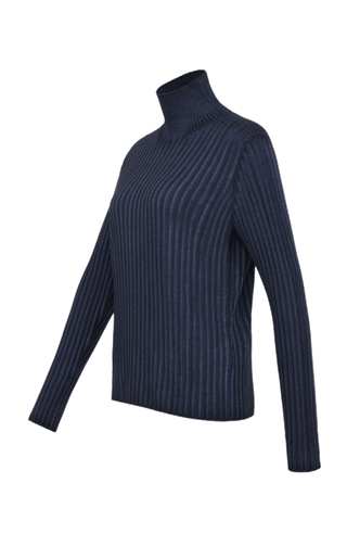 Lockerer Damen-Rollkragenpullover in Dunkelblau (Farbe midnight, Modell 533601 MarleenDyed-RB, aus weicher Baumwollmischung, zeigt das elegante Design und die feine Strickstruktur – ideal für kühle Tage und vielseitig kombinierbar