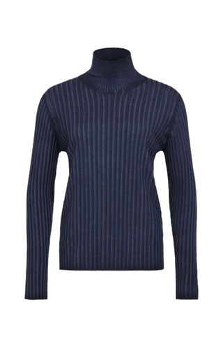 Lockerer Damen-Rollkragenpullover in Dunkelblau (Farbe midnight, Modell 533601 MarleenDyed-RB, aus weicher Baumwollmischung, zeigt das elegante Design und die feine Strickstruktur – ideal für kühle Tage und vielseitig kombinierbar