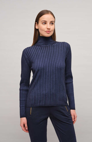 Lockerer Damen-Rollkragenpullover in Dunkelblau (Farbe midnight, Modell 533601 MarleenDyed-RB, aus weicher Baumwollmischung, zeigt das elegante Design und die feine Strickstruktur – ideal für kühle Tage und vielseitig kombinierbar