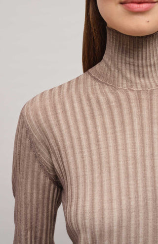 Lockerer Damen-Rollkragenpullover in Beige (Farbe cashmere, Modell 533601 MarleenDyed-RB, aus weicher Baumwollmischung, zeigt das elegante Design und die feine Strickstruktur – ideal für kühle Tage und vielseitig kombinierbar