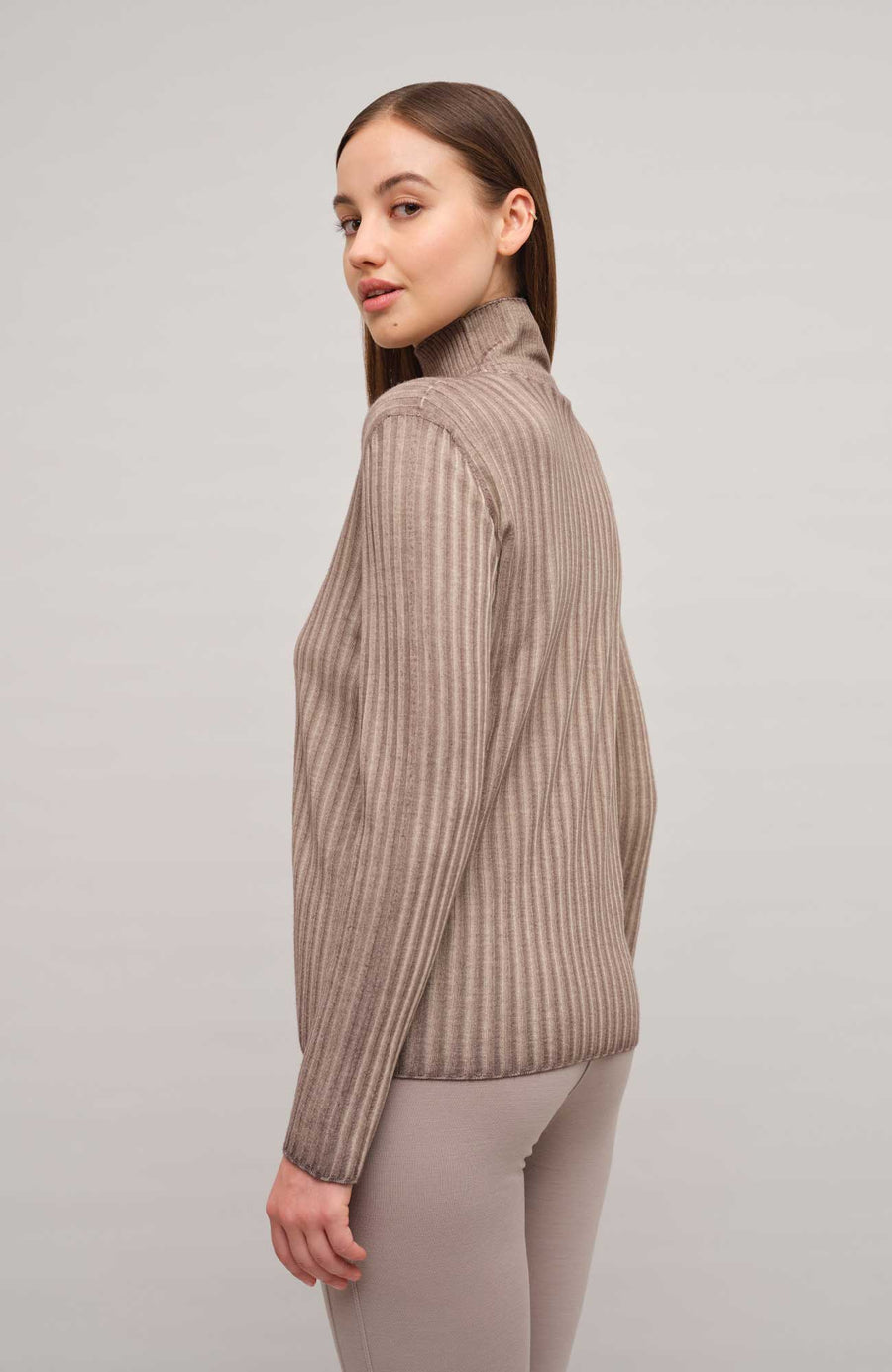 Lockerer Damen-Rollkragenpullover in Beige (Farbe cashmere, Modell 533601 MarleenDyed-RB, aus weicher Baumwollmischung, zeigt das elegante Design und die feine Strickstruktur – ideal für kühle Tage und vielseitig kombinierbar