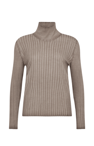 Lockerer Damen-Rollkragenpullover in Beige (Farbe cashmere, Modell 533601 MarleenDyed-RB, aus weicher Baumwollmischung, zeigt das elegante Design und die feine Strickstruktur – ideal für kühle Tage und vielseitig kombinierbar