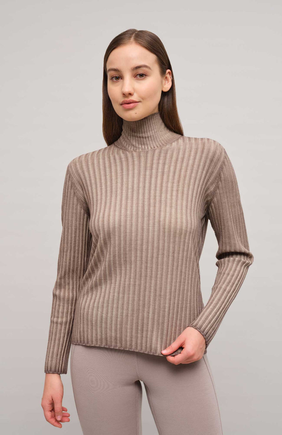 Lockerer Damen-Rollkragenpullover in Beige (Farbe cashmere, Modell 533601 MarleenDyed-RB, aus weicher Baumwollmischung, zeigt das elegante Design und die feine Strickstruktur – ideal für kühle Tage und vielseitig kombinierbar