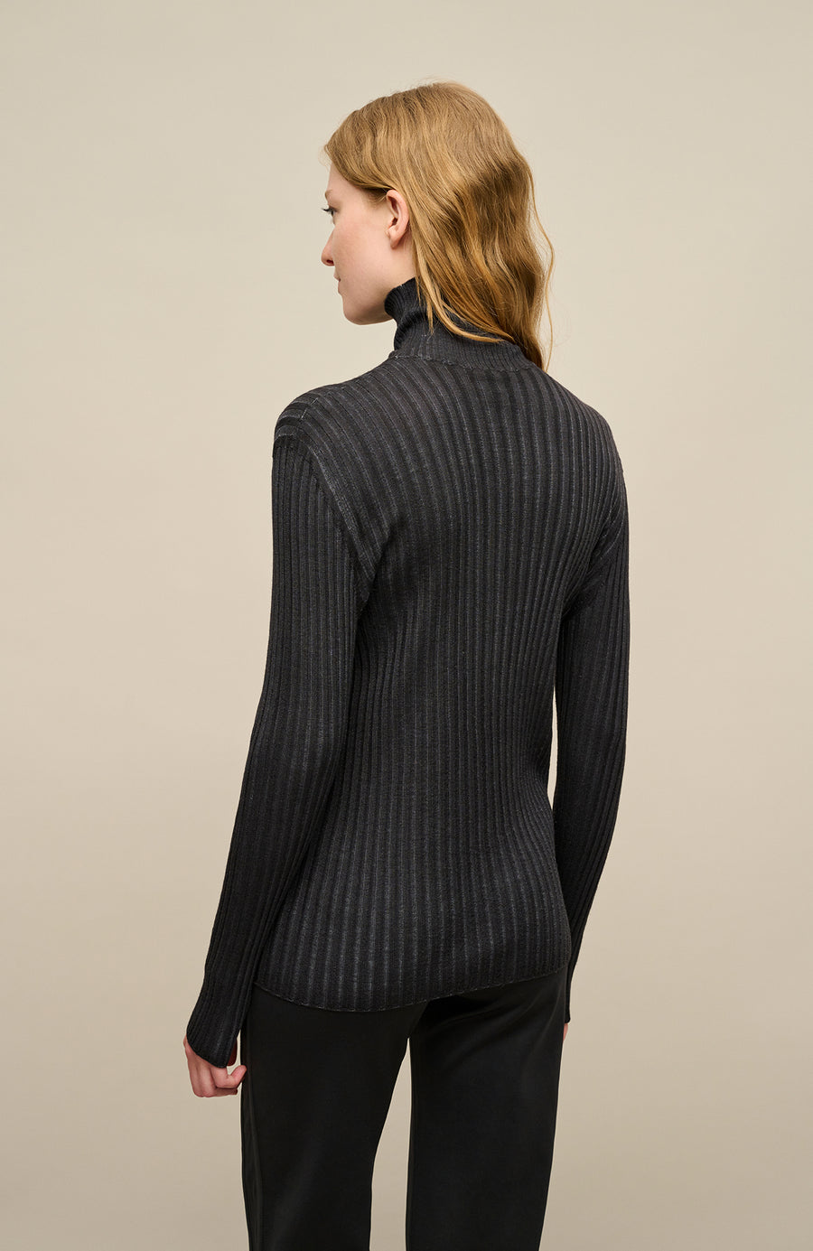 Rückansicht des MarleenDyed-RB Damen-Rollkragenpullovers in Schwarz (Farbe 01-0 Black), Modell 533601, aus weicher Baumwollmischung, zeigt das elegante Design und die feine Strickstruktur – ideal für alle Jahreszeiten