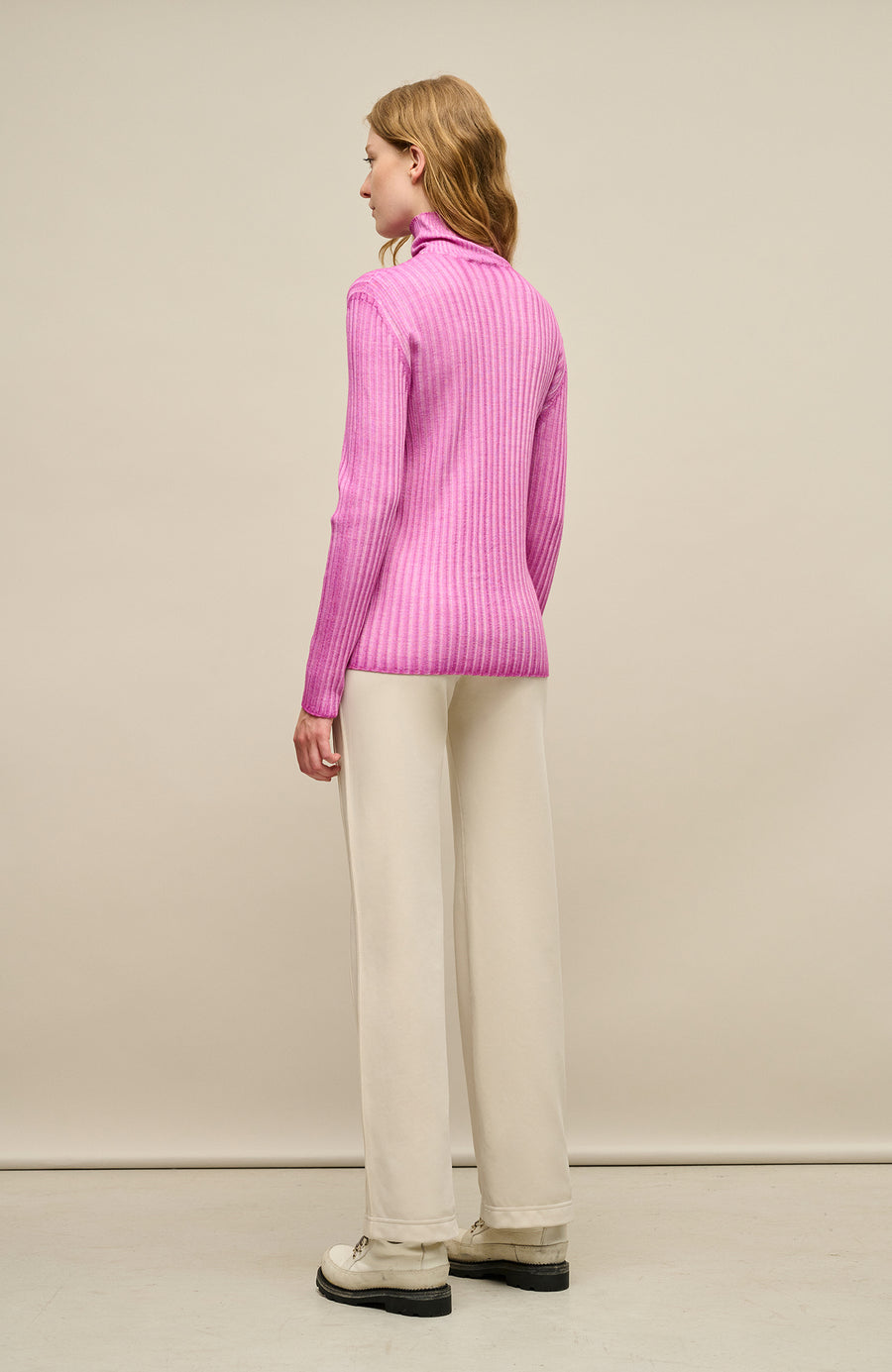 Rückansicht des Marleen-RB Damen-Rollkragenpullovers in frischem Mauve (Farbe 2610 Fresh Mauve), Modell 533601, aus weicher Baumwollmischung – elegant und bequem, ideal für den Frühling und Sommer
