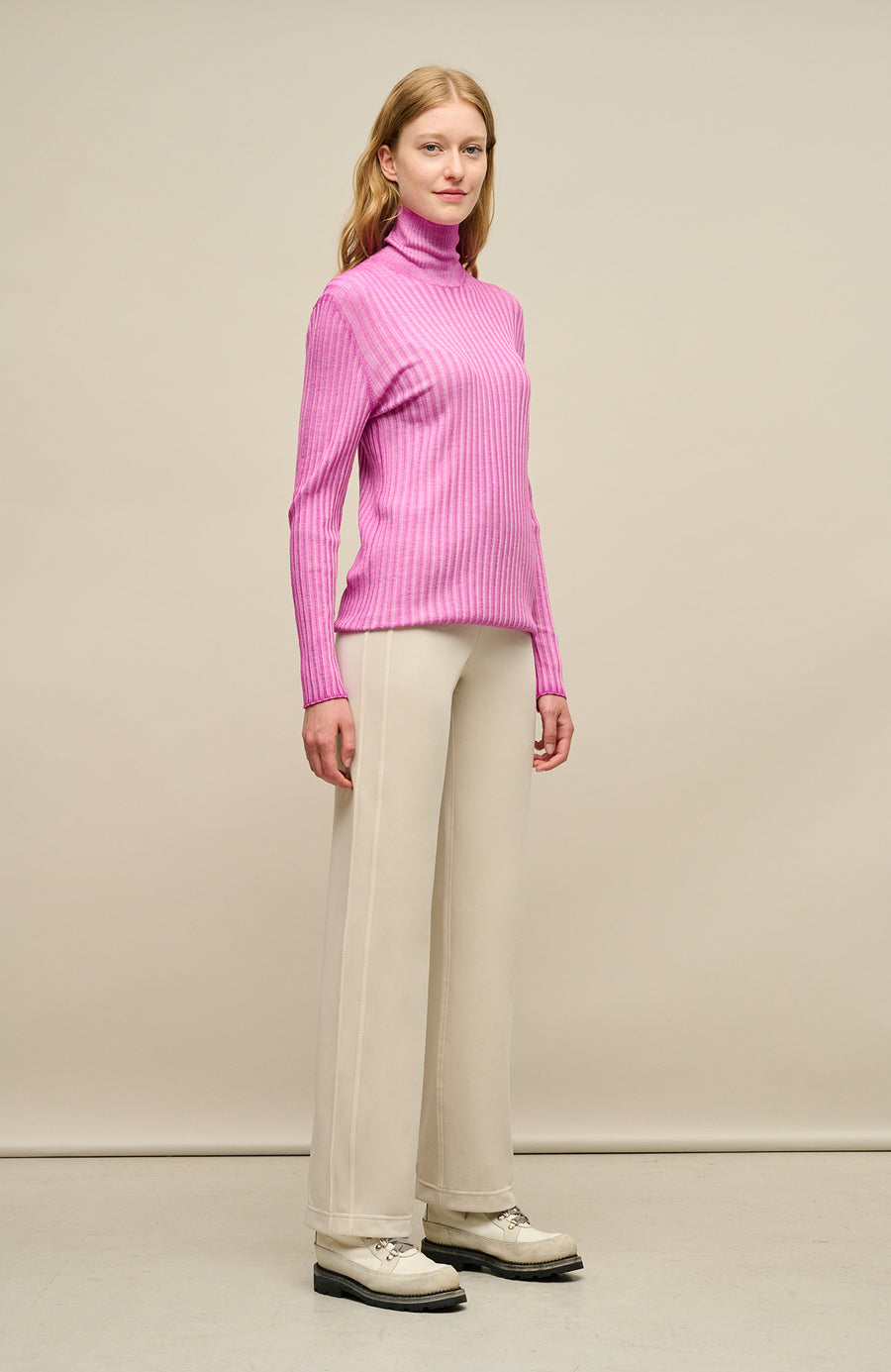 Vorderansicht des Marleen-RB Damen-Rollkragenpullovers in frischem Mauve (Farbe 2610 Fresh Mauve), Modell 533601, aus weicher Baumwollmischung, zeigt das elegante Design und die feine Strickstruktur