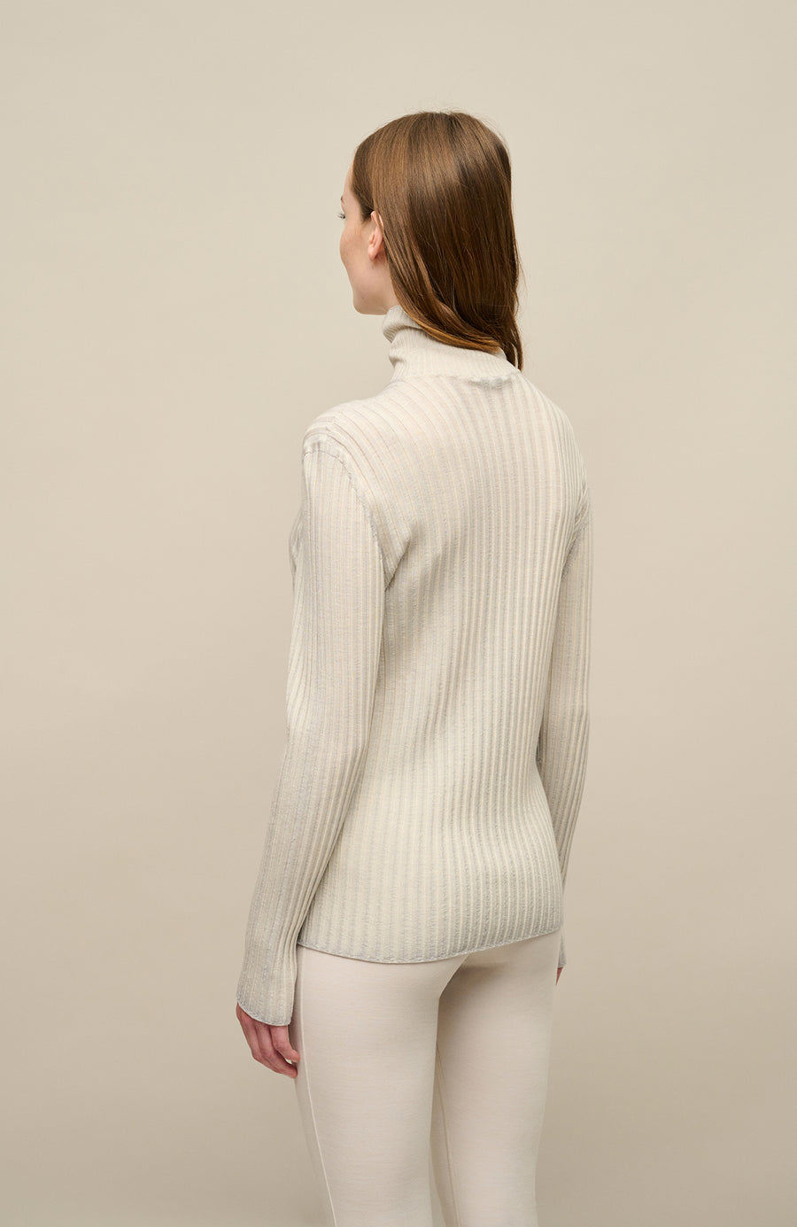 Lockerer Damen-Rollkragenpullover in Beige (Farbe sandstone, Modell 533601 MarleenDyed-RB, aus weicher Baumwollmischung, zeigt das elegante Design und die feine Strickstruktur – ideal für kühle Tage und vielseitig kombinierbar