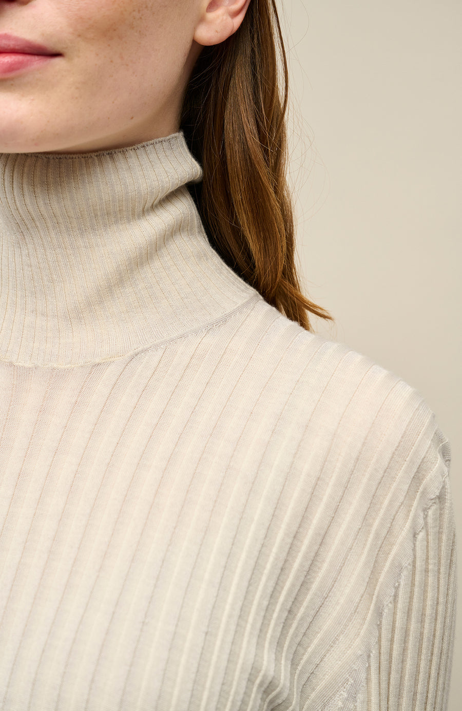 Lockerer Damen-Rollkragenpullover in Beige (Farbe sandstone, Modell 533601 MarleenDyed-RB, aus weicher Baumwollmischung, zeigt das elegante Design und die feine Strickstruktur – ideal für kühle Tage und vielseitig kombinierbar