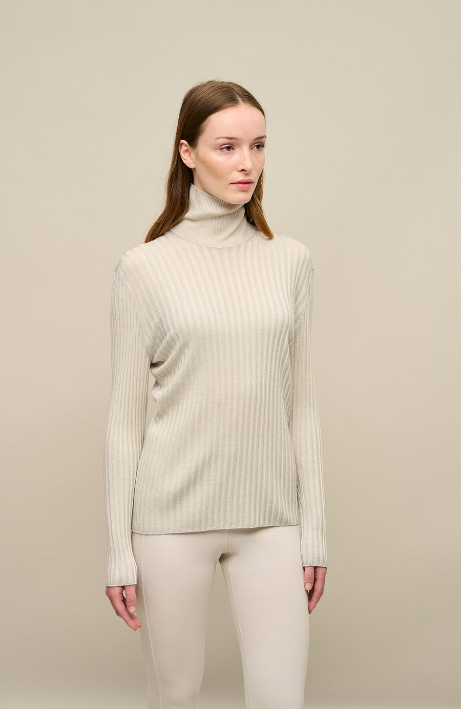 Lockerer Damen-Rollkragenpullover in Beige (Farbe sandstone, Modell 533601 MarleenDyed-RB, aus weicher Baumwollmischung, zeigt das elegante Design und die feine Strickstruktur – ideal für kühle Tage und vielseitig kombinierbar
