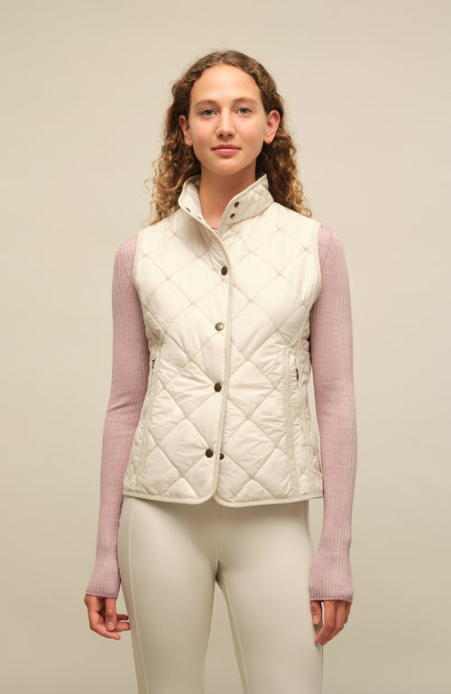 Nora Reiterweste aus Quilt Light kombiniert mit AvrilDyed Rundhals Langarmshirt und Daphne leichte Shaping Leggings