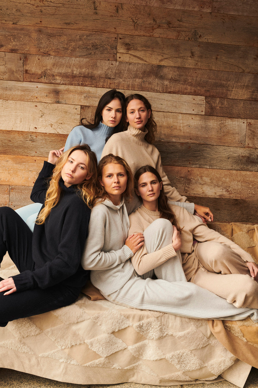 When soft cashmere meets sustainable cotton, a feeling of luxury is created that warms you at home and shines in the city – sensual, stylish, confident.