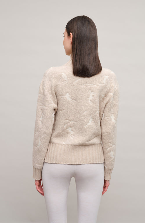 Frauenschuh Rollkragenpullover Tina Multi ME Modell 135544 in Pearl, Rueckansicht Model, mit farbintensivem Skifahrermotiv, Merinowolle, legere Passform