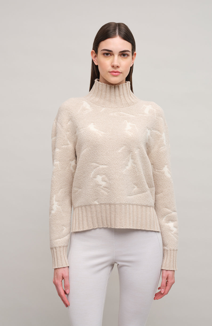 Frauenschuh Rollkragenpullover Tina Multi ME Modell 135544 in Pearl, Vorderansicht Model, mit farbintensivem Skifahrermotiv, Merinowolle, legere Passform