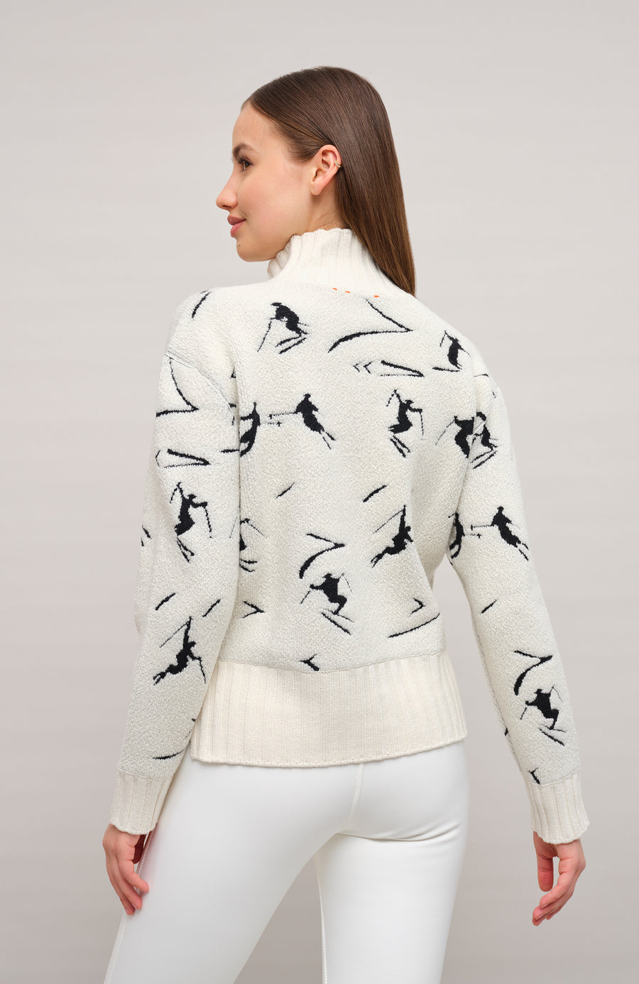 Frauenschuh Rollkragenpullover Tina Multi ME Modell 135544 in Creme, Model Rueckansicht, mit farbintensivem Skifahrermotiv, Merinowolle, legere Passform