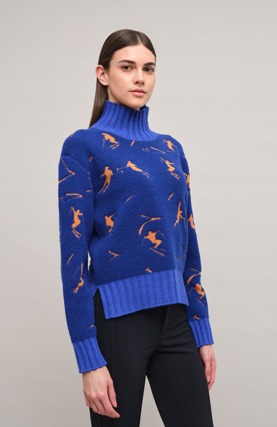 Frauenschuh Rollkragenpullover Tina Multi ME Modell 135544 in Alaskablue, Vorderansicht Model, mit farbintensivem Skifahrermotiv, Merinowolle, legere Passform