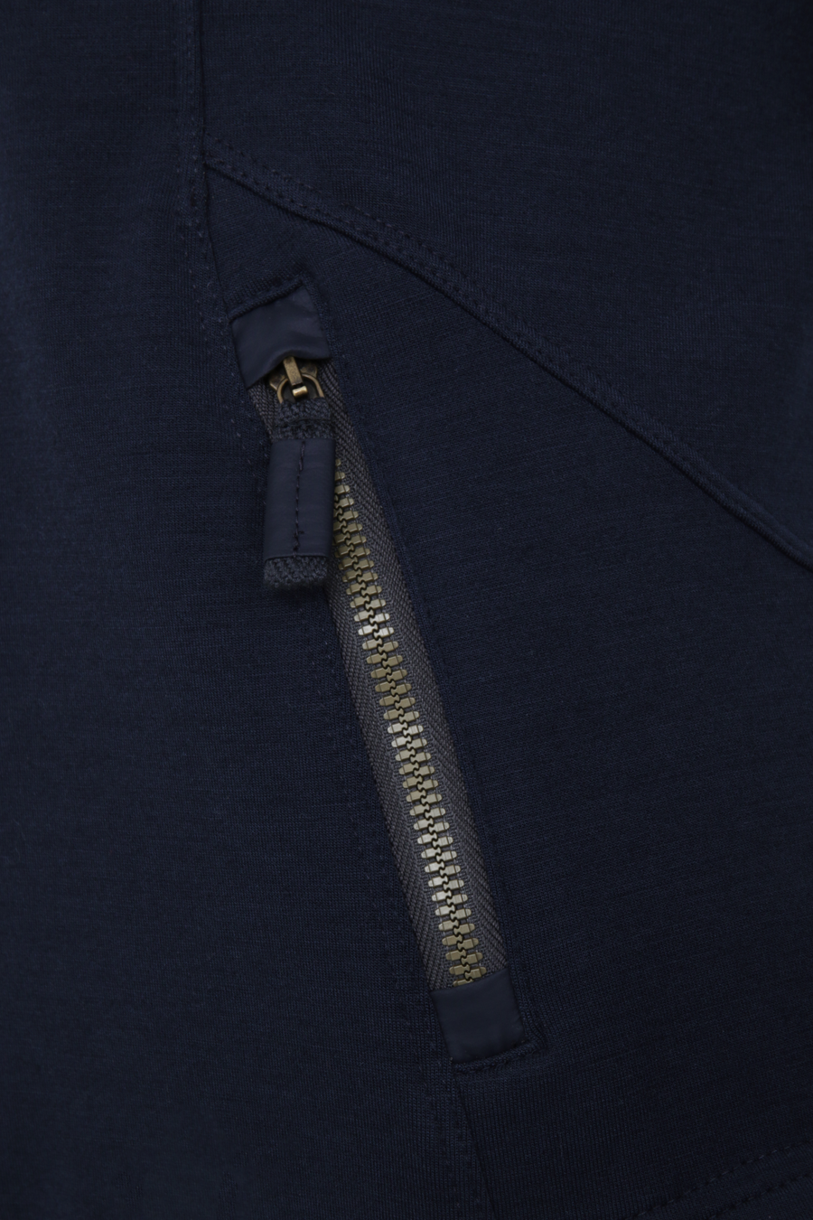 Sportjacke aus Wool Powerstretch in der Farbe Midnight (Modell 562624_Jana-PSW), Detailansicht– figurbetonte Passform, durchgehender Reißverschluss und hoher Kragen