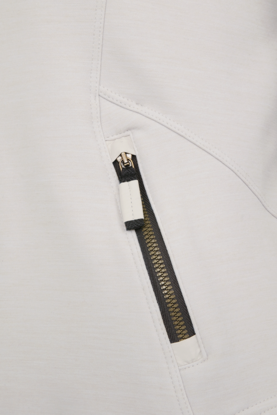 Sportjacke aus Wool Powerstretch in der Farbe Sandstone (Modell 562624_Jana-PSW), Detailansicht – figurbetonte Passform, durchgehender Reißverschluss und hoher Kragen