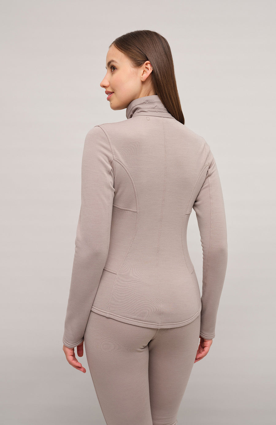 Sportjacke aus Wool Powerstretch in der Farbe Cashmere (Modell 562624_Jana-PSW), Model Rueckansicht– figurbetonte Passform, durchgehender Reißverschluss und hoher Kragen