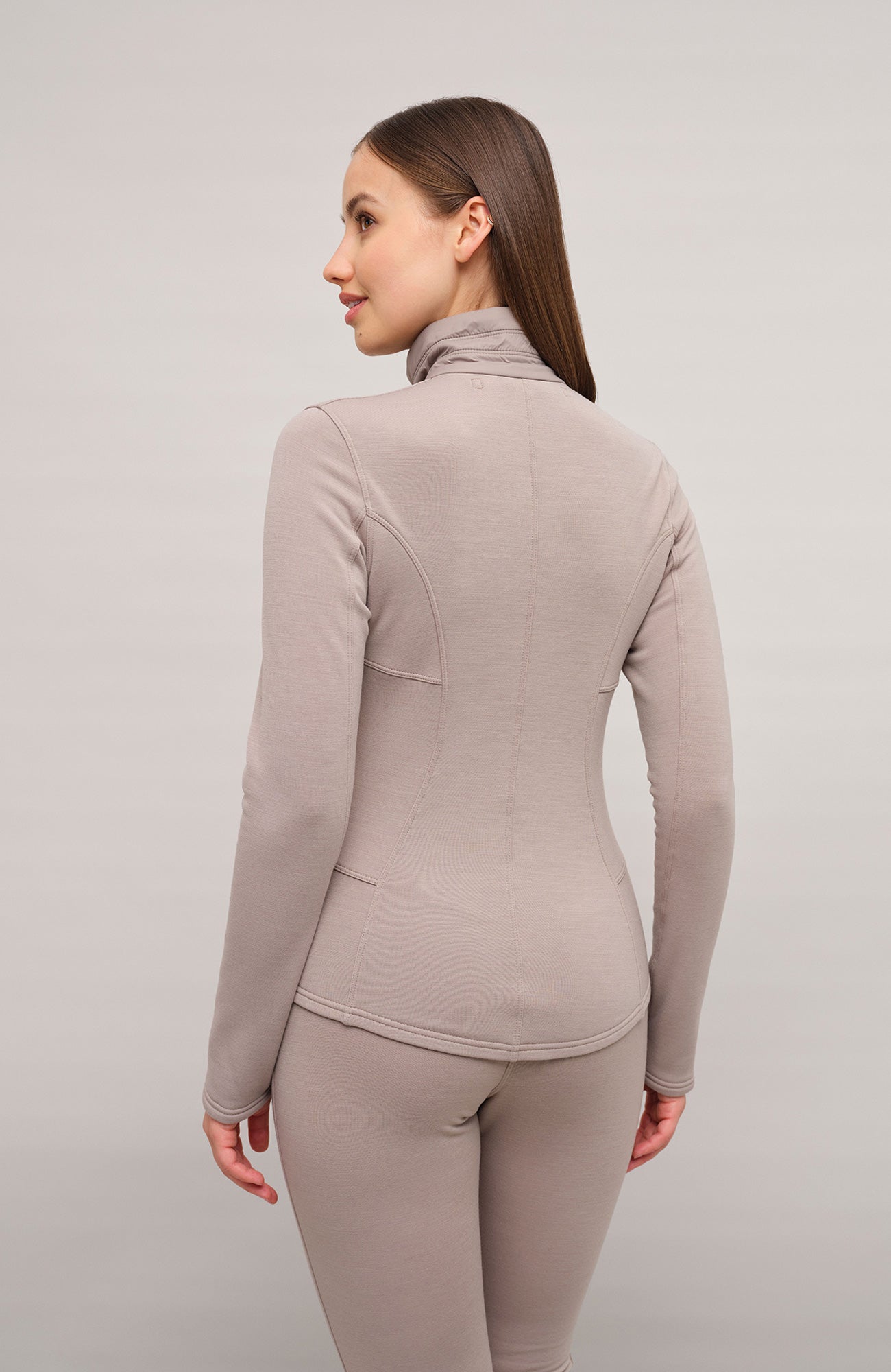 Sportjacke aus Wool Powerstretch in der Farbe Cashmere (Modell 562624_Jana-PSW), Model Rueckansicht– figurbetonte Passform, durchgehender Reißverschluss und hoher Kragen
