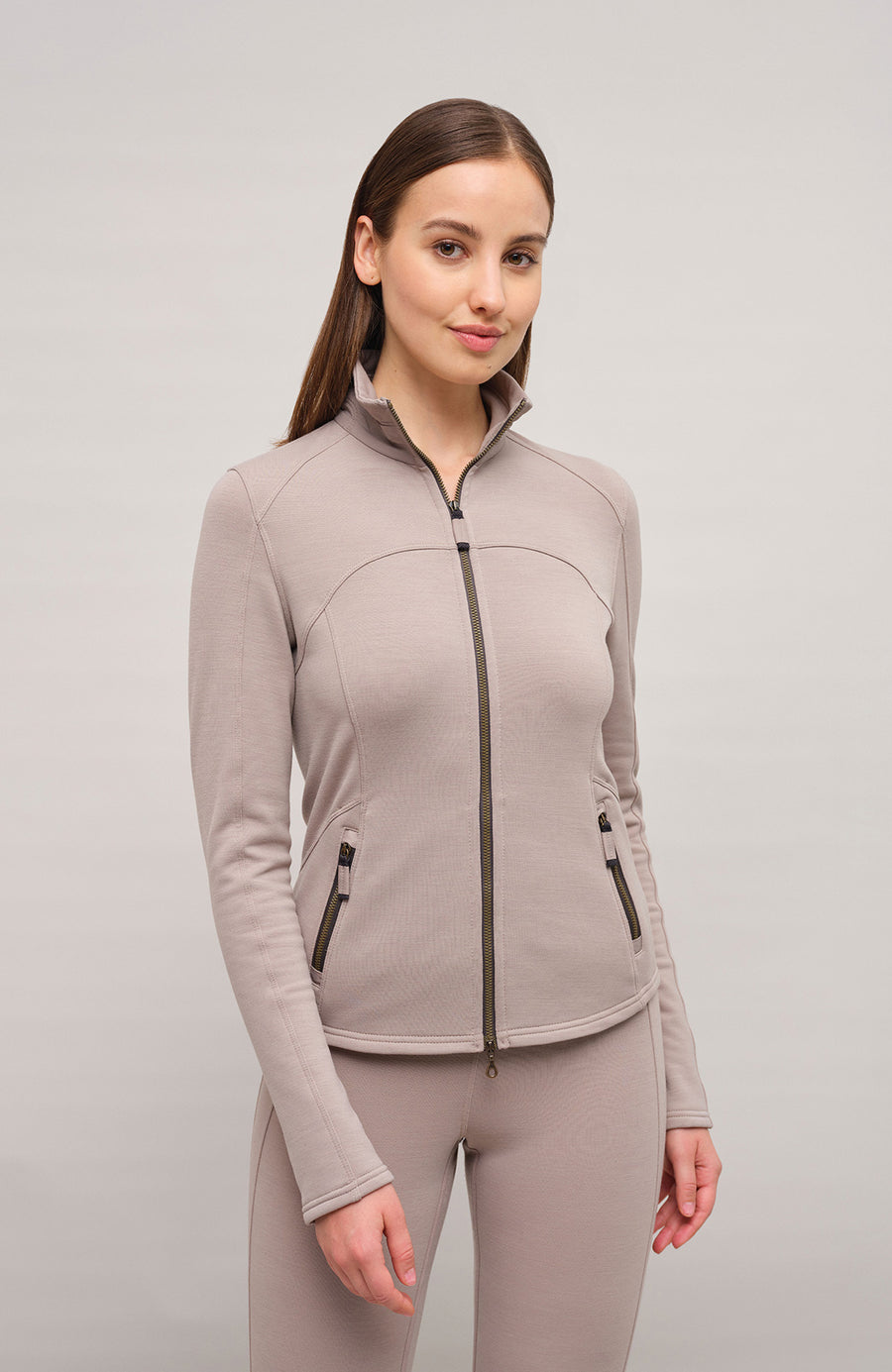 Sportjacke aus Wool Powerstretch in der Farbe Cashmere (Modell 562624_Jana-PSW),Model Vorderansicht– figurbetonte Passform, durchgehender Reißverschluss und hoher Kragen