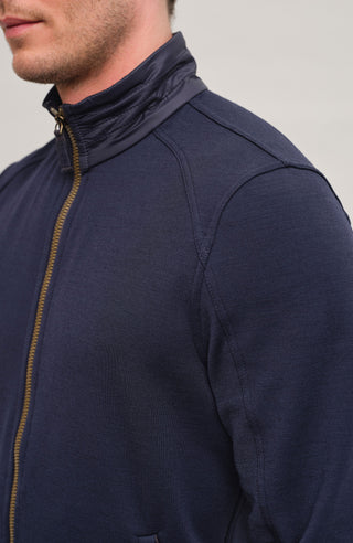 Sportliche Herrenjacke aus Wool Powerstretch in der Farbe midnight (Modell 613624_Cooper-PSW), Model Detailansicht. taillierter Schnitt, hoher Kragen und durchgehender Reißverschluss. Frauenschuh – made in Austria.icht