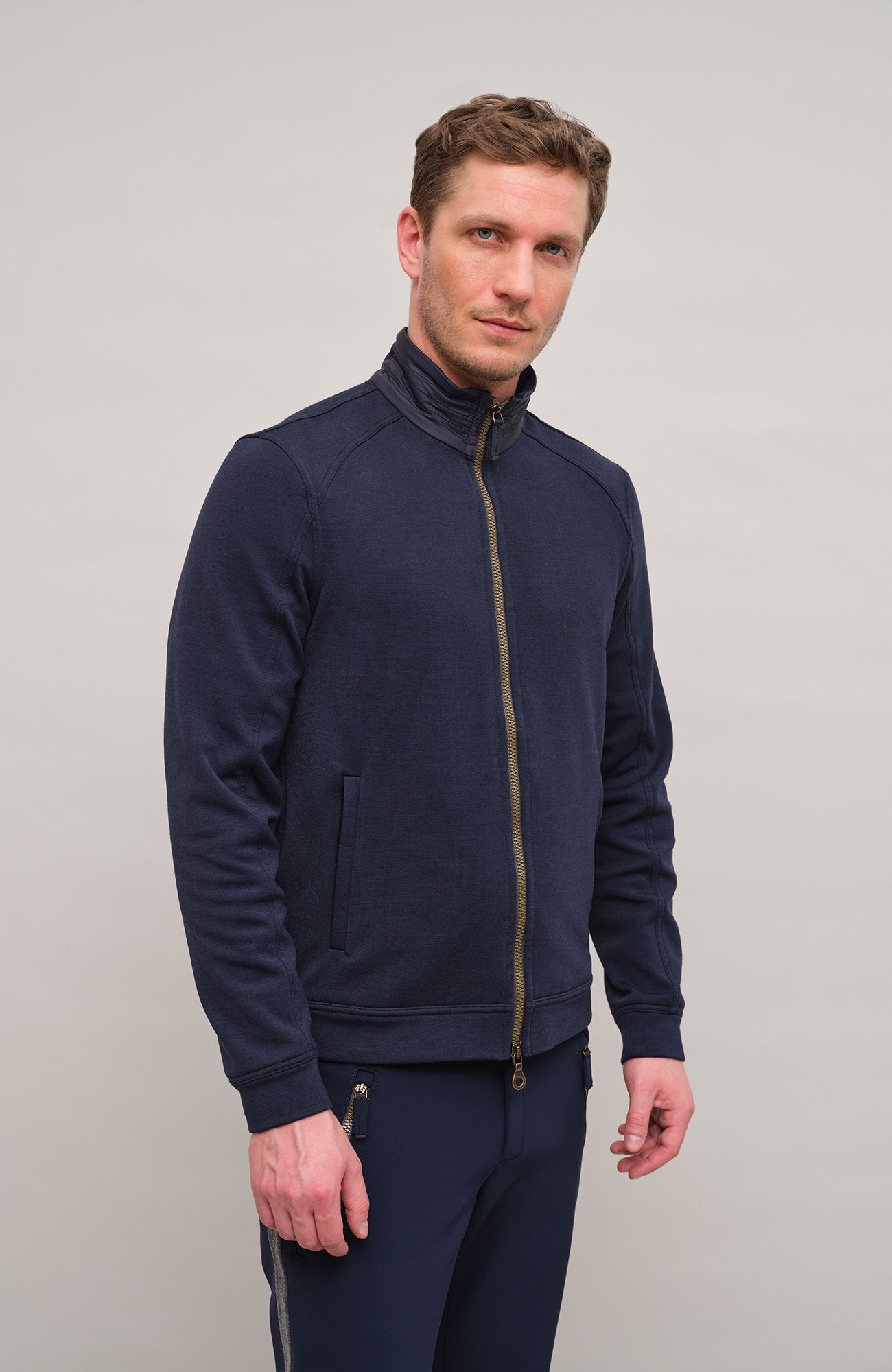 Sportliche Herrenjacke aus Wool Powerstretch in der Farbe midnight (Modell 613624_Cooper-PSW), Model Vorderansicht taillierter Schnitt, hoher Kragen und durchgehender Reißverschluss. Frauenschuh – made in Austria.icht