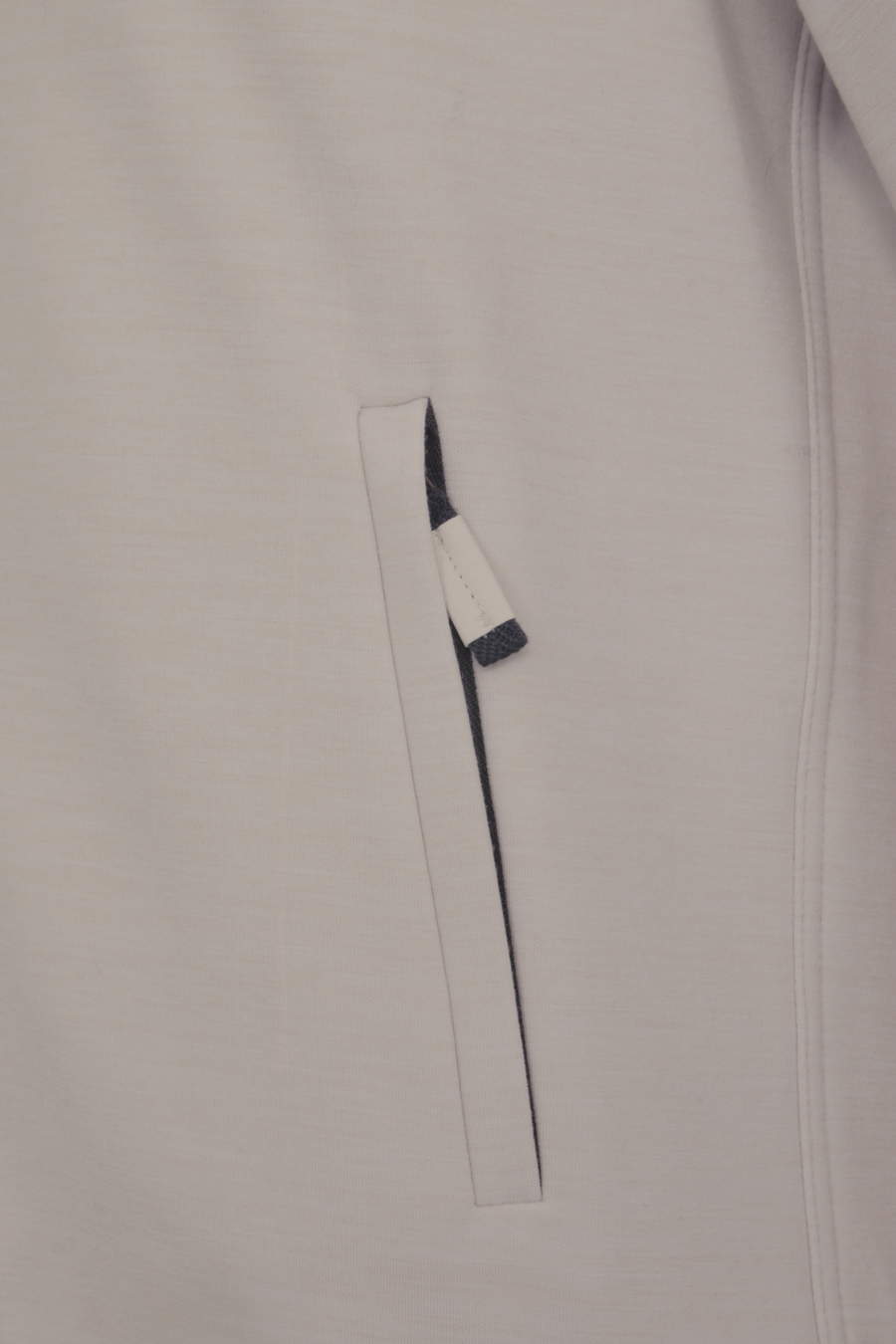 Sportliche Herrenjacke aus Wool Powerstretch in der Farbe cashmere (Modell 613624_Cooper-PSW), Detailansicht– taillierter Schnitt, hoher Kragen und durchgehender Reißverschluss. Frauenschuh – made in Austria.