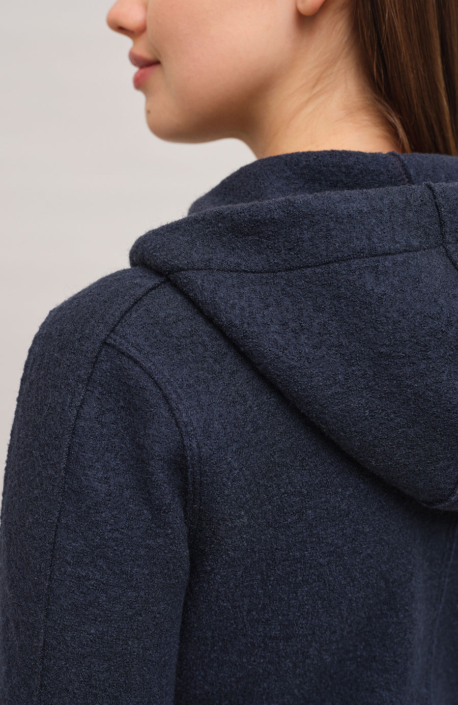 Sportliche Damen-Walkjacke mit Kapuze von Frauenschuh in Midnight (Modell 506129 Rania-CW), Model Detailansicht. Made in Austria