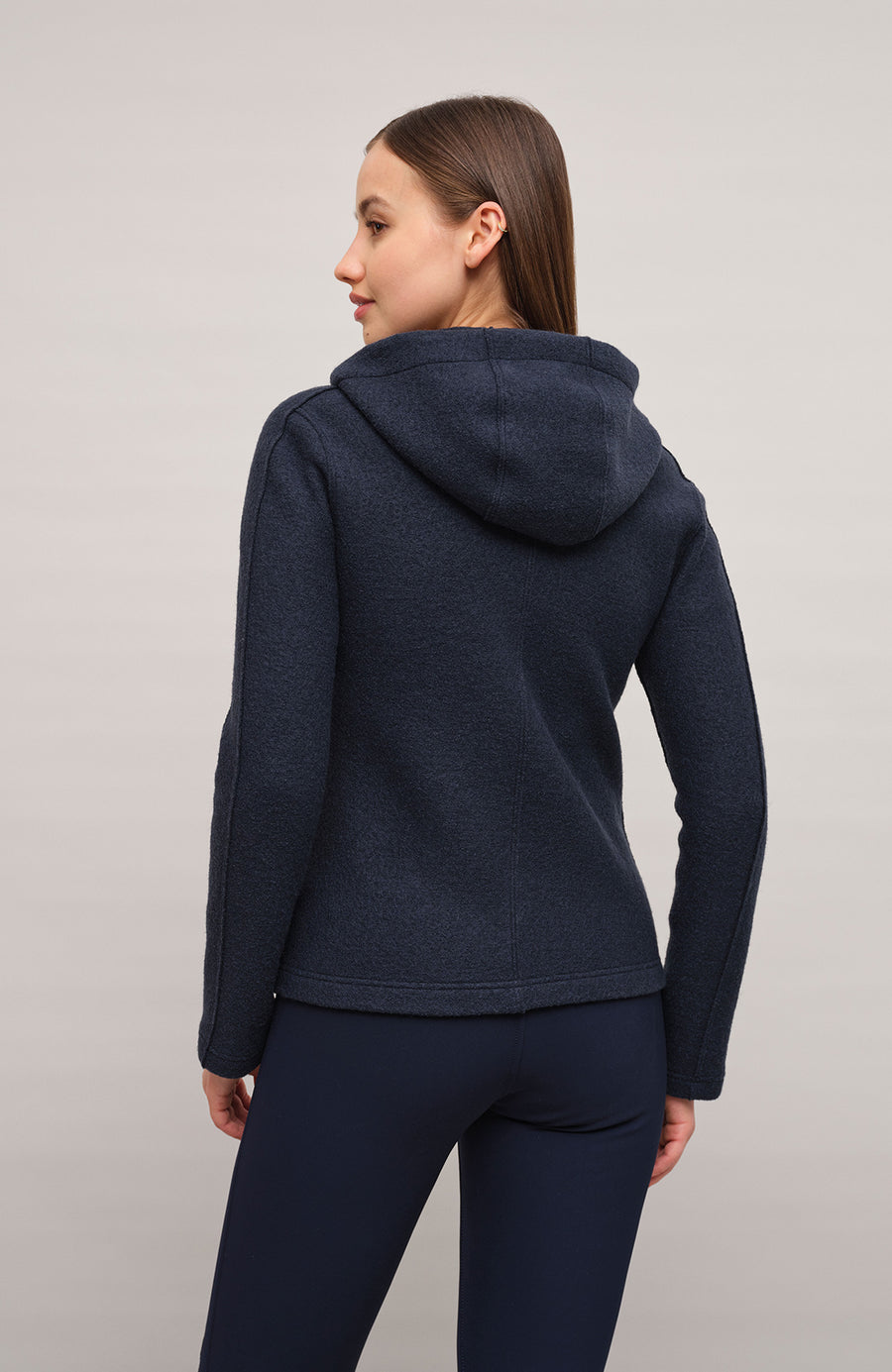 Sportliche Damen-Walkjacke mit Kapuze von Frauenschuh in Midnight (Modell 506129 Rania-CW), Model Rueckansicht. Made in Austria