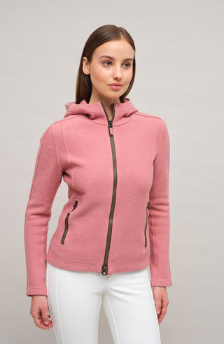 Sportliche Damen-Walkjacke mit Kapuze von Frauenschuh in Softpink (Modell 506129 Rania-CW), Model Vorderansicht. Made in Austria