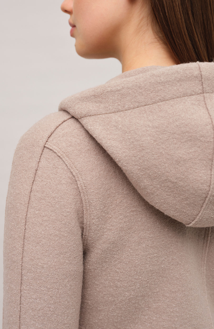 Sportliche Damen-Walkjacke mit Kapuze von Frauenschuh in cashmere (Modell 506129 Rania-CW), Model Rueckansicht. Made in Austria