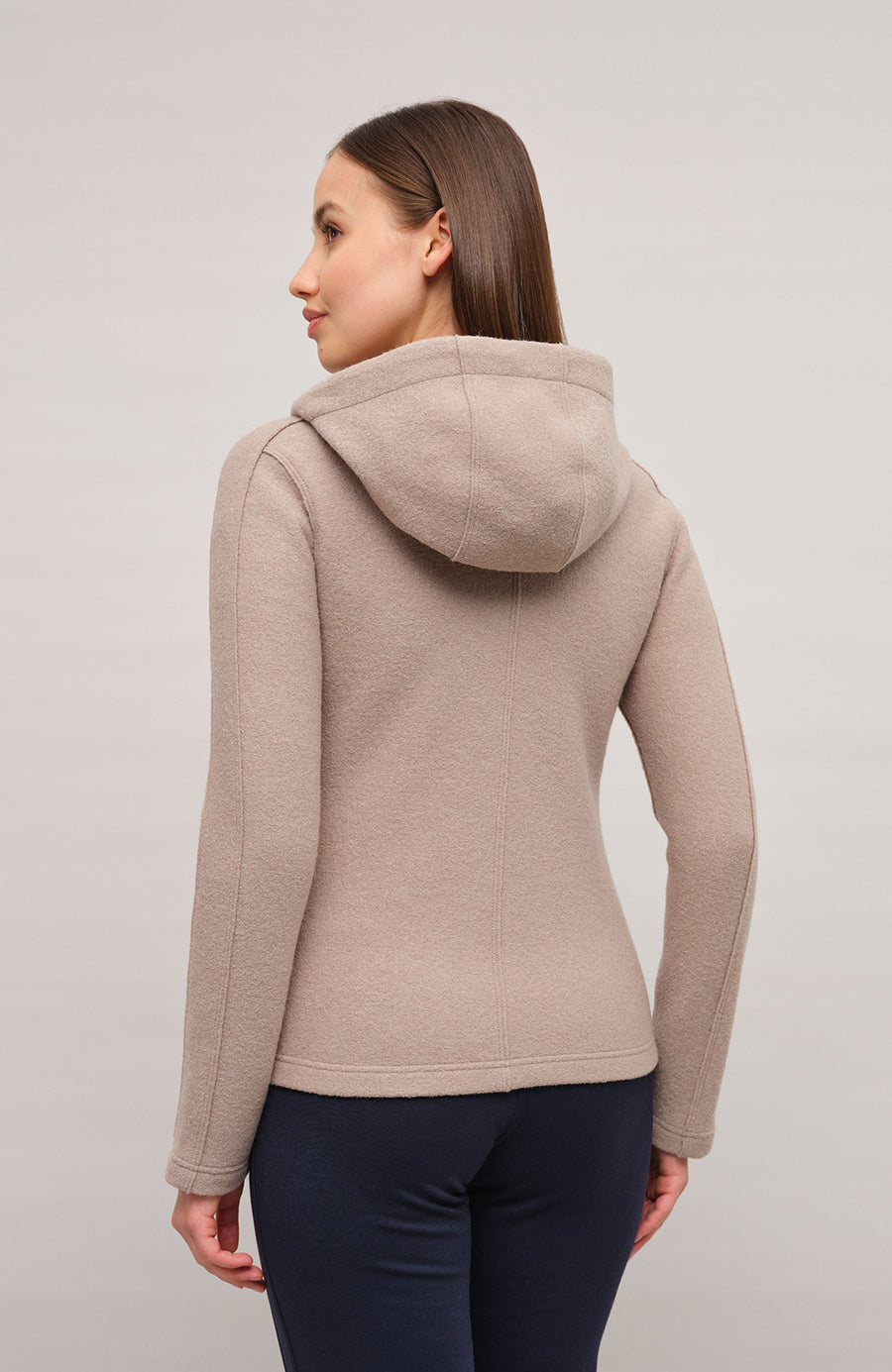 Sportliche Damen-Walkjacke mit Kapuze von Frauenschuh in cashmere (Modell 506129 Rania-CW), Model Seitenansicht. Made in Austria