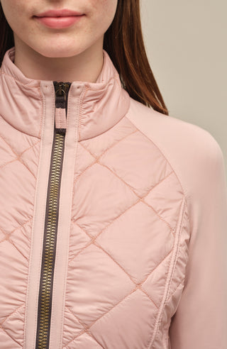 Steppjacke mit Natural Powerstretch, Modell 633710 Karen-QNP in Farbe 1030 dustyrose Model Detailansicht kombiniert mit Frauenschuh Kitzbühel Produkten, Made in Austria