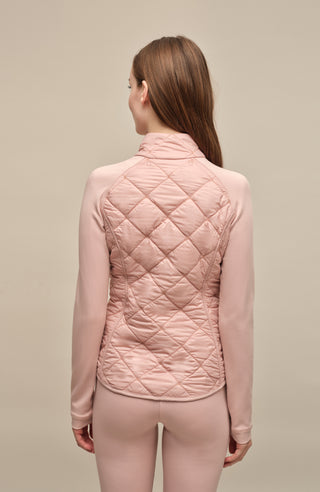 Steppjacke mit Natural Powerstretch, Modell 633710 Karen-QNP in Farbe 1030 dustyrose ModelRueckansicht kombiniert mit Frauenschuh Kitzbühel Produkten, Made in Austria
