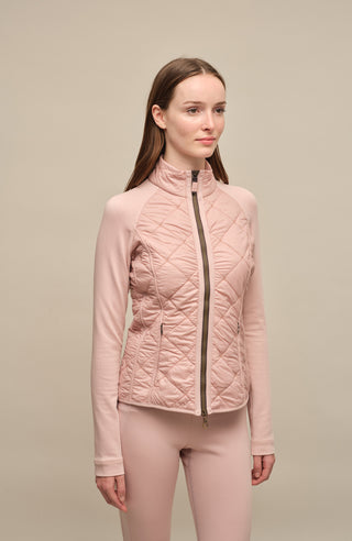 Steppjacke mit Natural Powerstretch, Modell 633710 Karen-QNP in Farbe 1030 dustyrose Model Seitenansicht kombiniert mit Frauenschuh Kitzbühel Produkten, Made in Austria