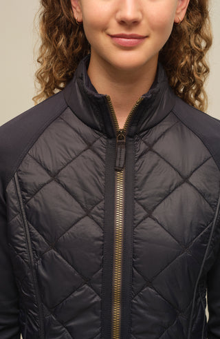 Steppjacke mit Natural Powerstretch, Modell 633710 Karen-QNP in Farbe 1630 midnight– Model Detailansicht kombiniert mit Frauenschuh Kitzbühel Produkten, Made in Austria