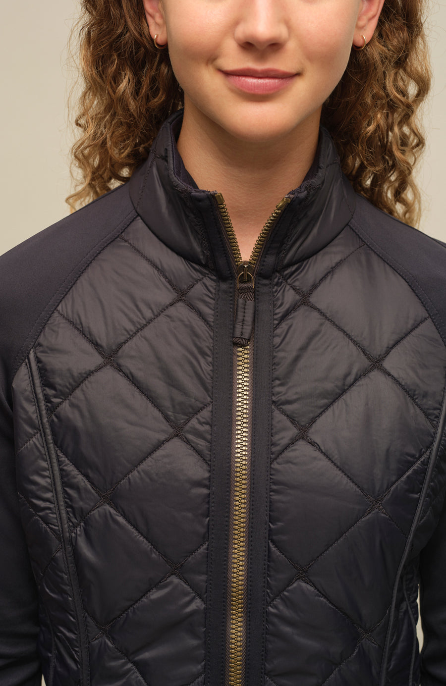 Steppjacke mit Natural Powerstretch, Modell 633710 Karen-QNP in Farbe 1630 midnight– Model Detailansicht kombiniert mit Frauenschuh Kitzbühel Produkten, Made in Austria