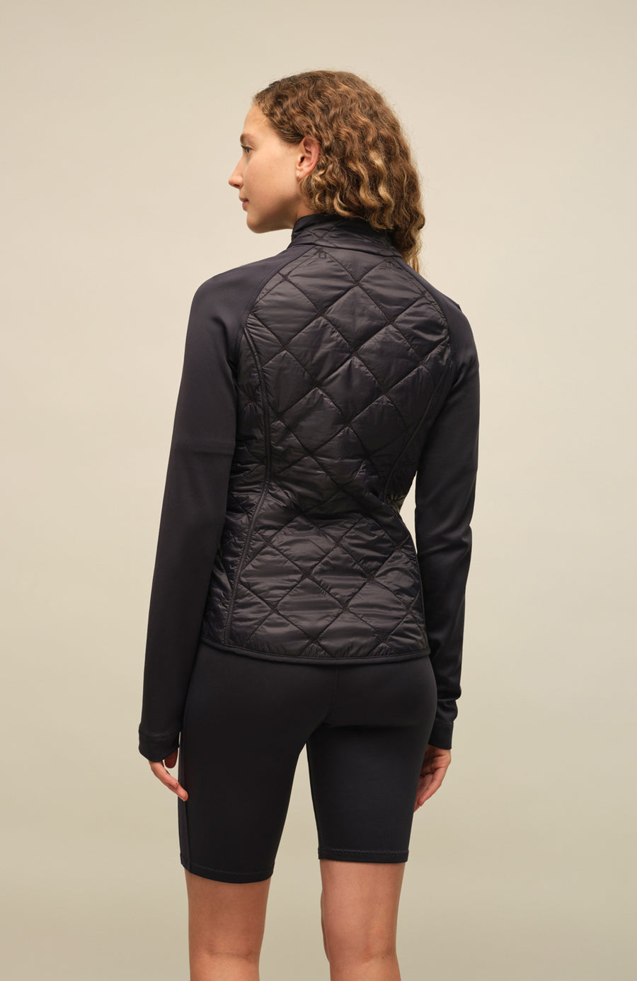 Steppjacke mit Natural Powerstretch, Modell 633710 Karen-QNP in Farbe 1630 midnight– Model Rueckansicht, kombiniert mit Frauenschuh Kitzbühel Produkten, Made in Austria