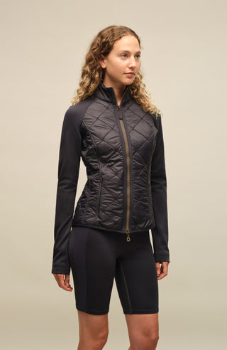 Steppjacke mit Natural Powerstretch, Modell 633710 Karen-QNP in Farbe 1630 midnight - Model Seitenansicht kombiniert mit Frauenschuh Kitzbühel Produkten, Made in Austria