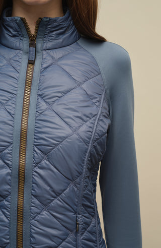 Steppjacke mit Natural Powerstretch, Modell 633710 Karen-QNP in Farbe 2090 denim Model Detailansicht kombiniert mit Frauenschuh Kitzbühel Produkten, Made in Austria