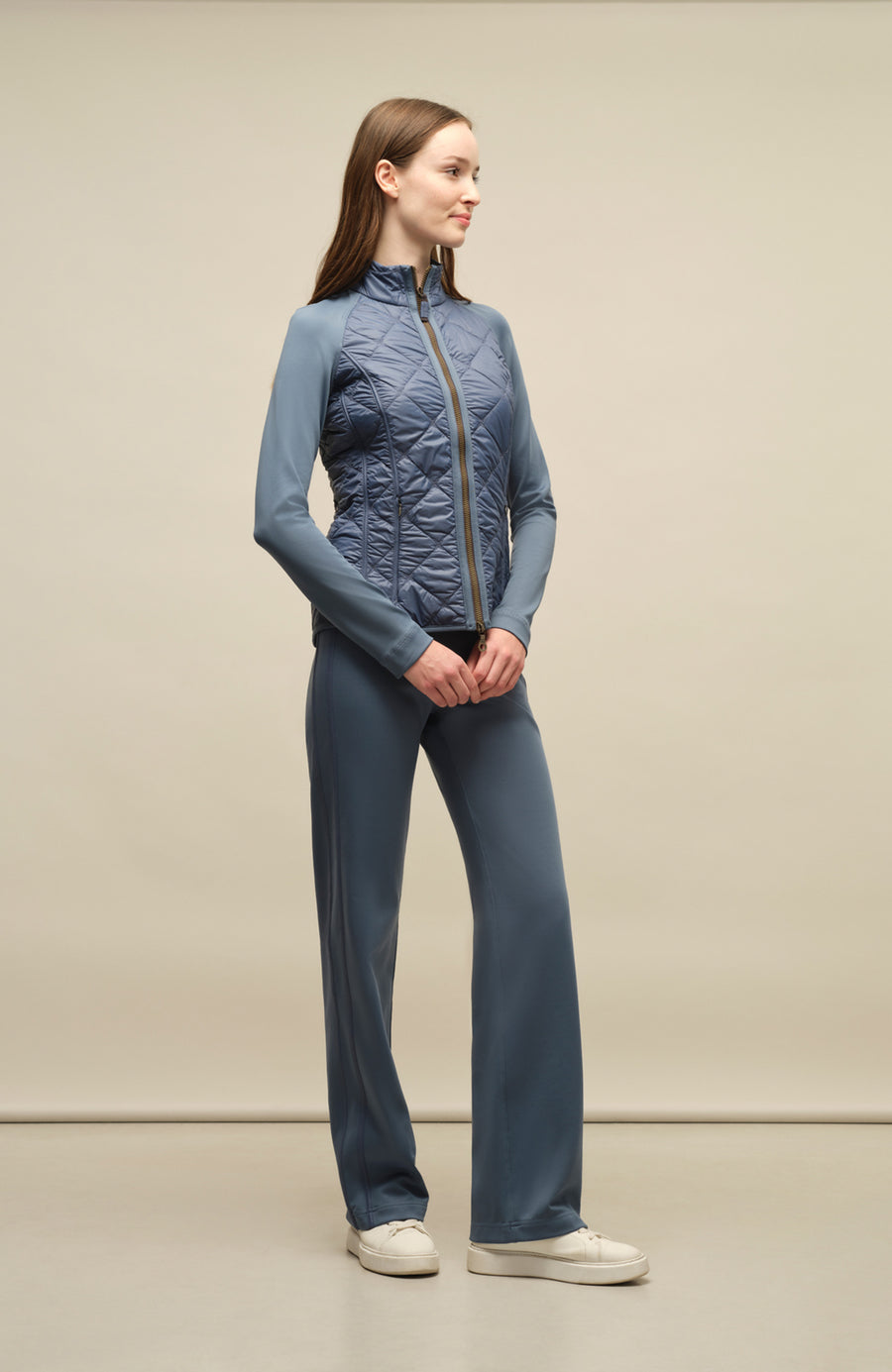 Steppjacke mit Natural Powerstretch, Modell 633710 Karen-QNP in Farbe 2090 denim Model seitenansicht, kombiniert mit Frauenschuh Kitzbühel Produkten, Made in Austria