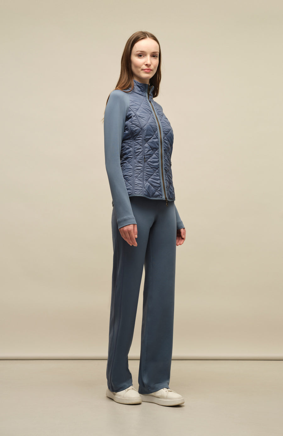 Steppjacke mit Natural Powerstretch, Modell 633710 Karen-QNP in Farbe 2090 denim Model Vorderansicht, kombiniert mit Frauenschuh Kitzbühel Produkten, Made in Austria