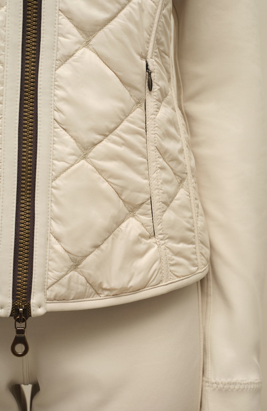 Steppjacke mit Natural Powerstretch, Modell 633710 Karen-QNP in Farbe 2350 sandstone Model Detailansicht kombiniert mit Frauenschuh Kitzbühel Produkten, Made in Austria