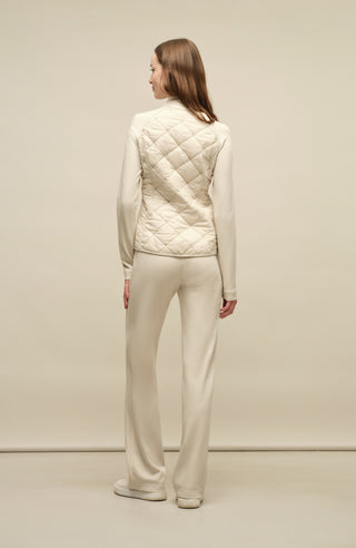 Steppjacke mit Natural Powerstretch, Modell 633710 Karen-QNP in Farbe 2350 sandstone Model Rueckansicht kombiniert mit Frauenschuh Kitzbühel Produkten, Made in Austria