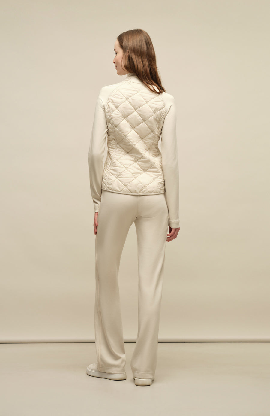 Steppjacke mit Natural Powerstretch, Modell 633710 Karen-QNP in Farbe 2350 sandstone Model Rueckansicht kombiniert mit Frauenschuh Kitzbühel Produkten, Made in Austria